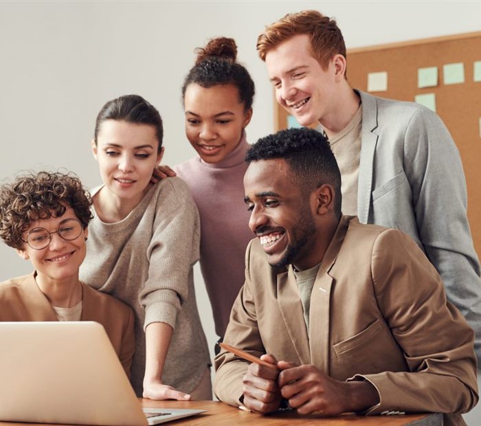 Equipe comemorando os resultados na tela