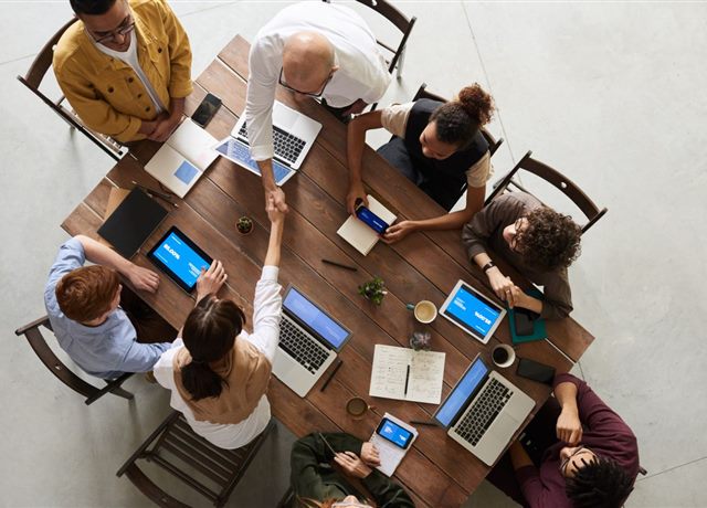 Mesa de trabalho com a equipe planejando campanhas