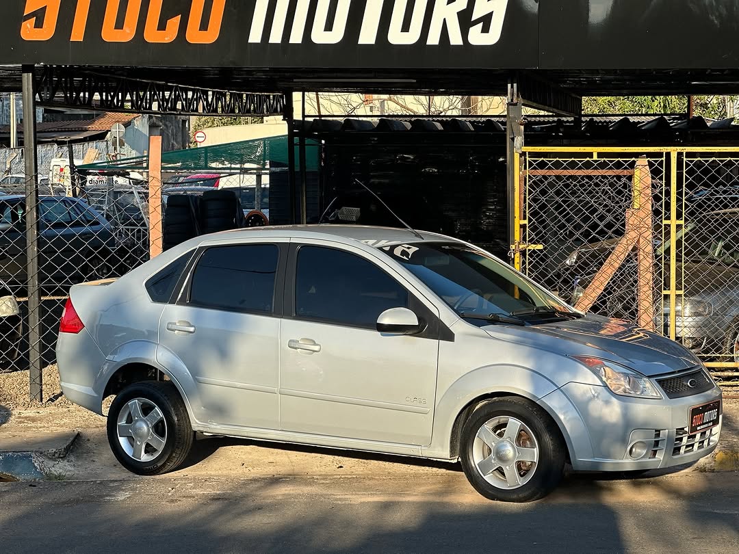 Ford Fiesta Classic prata 2009, vendido pela Stoco Motors
