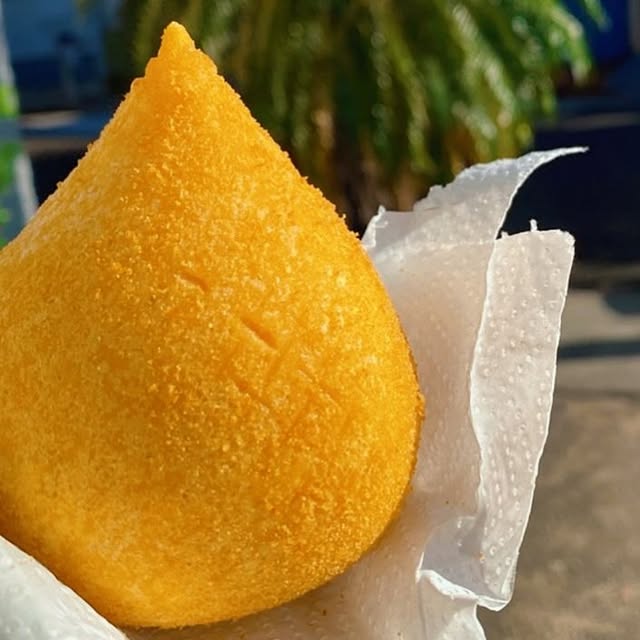 Coxinha artesanal dourada