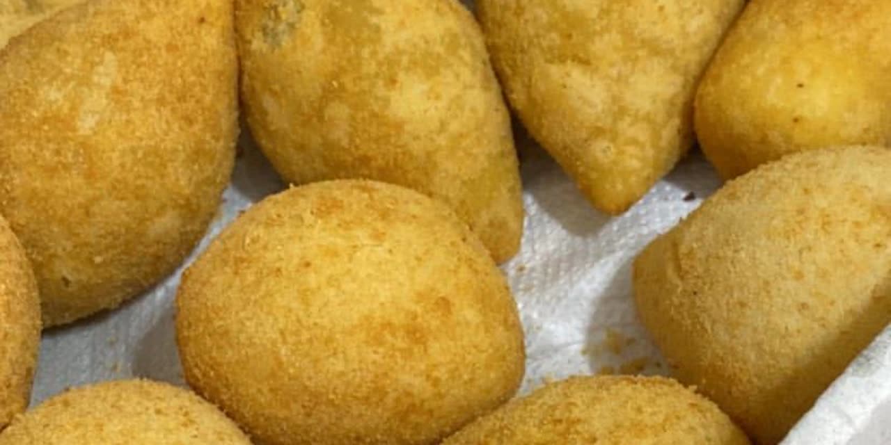 Caixa de salgados do Caio Coxinhas recém-fritos