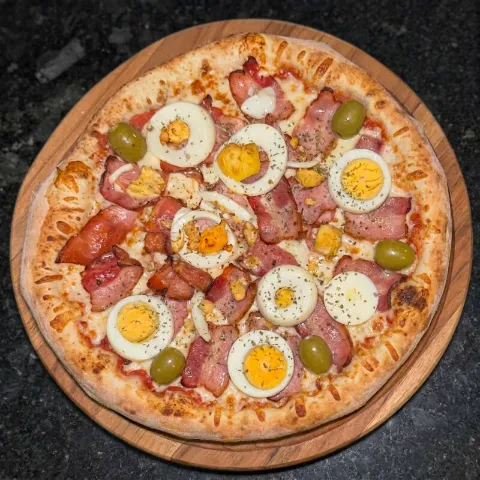 Pizza de bacon com ovos