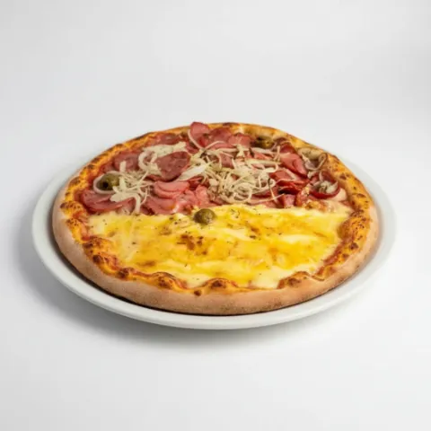 Pizza meio calabresa meio quatro queijos