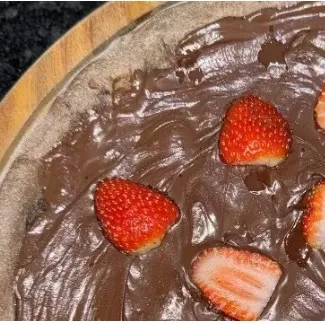 Pizza doce de chocolate com morango