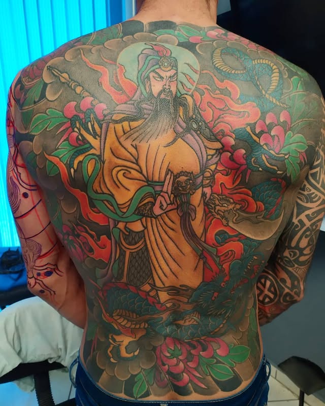 Fechamento de costas em estilo oriental tatuado por Juninho Fester