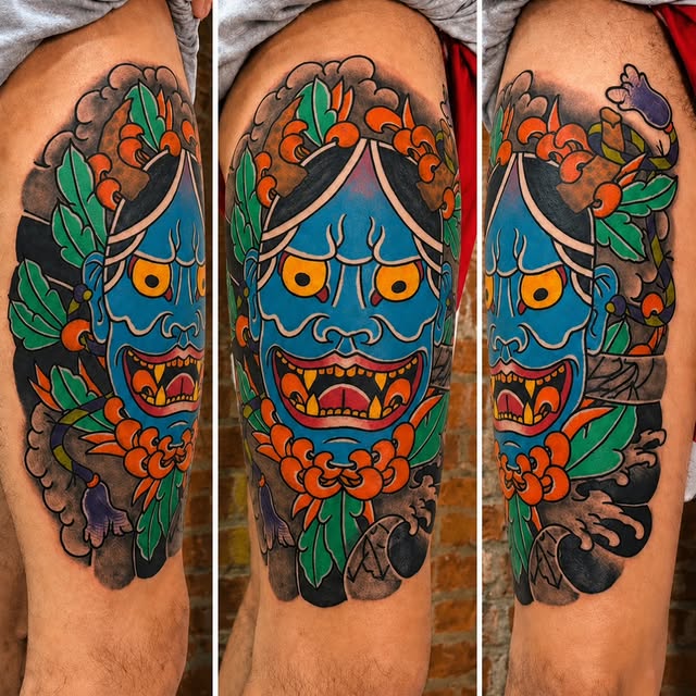 Máscara Hannya azul tatuada na coxa, vista de três ângulos