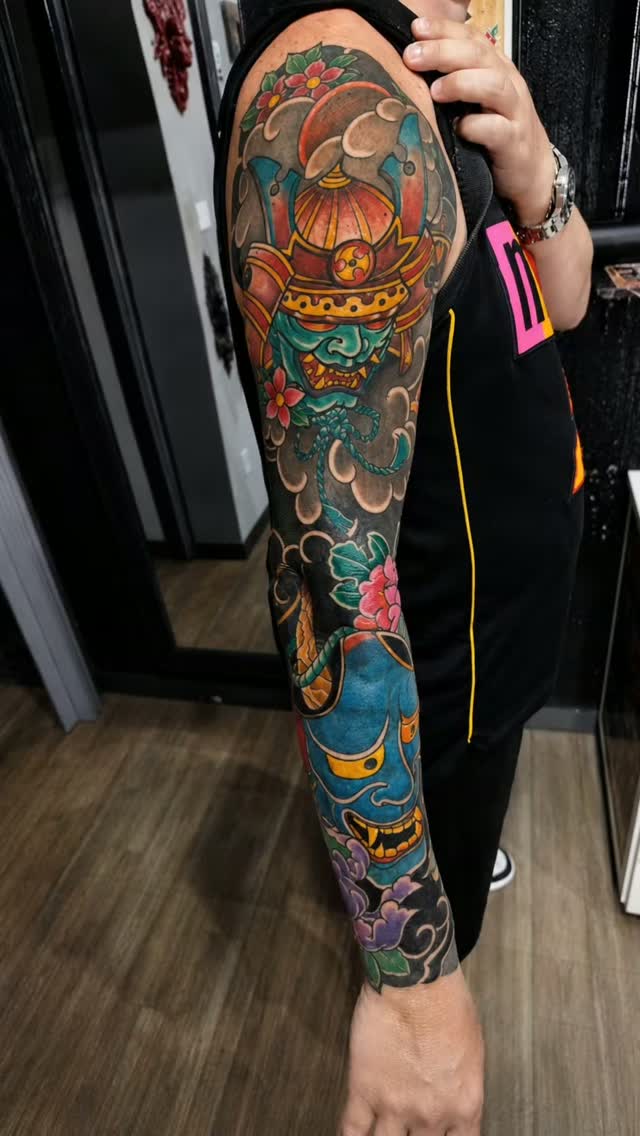 Fechamento de braço com samurai e máscara Hannya