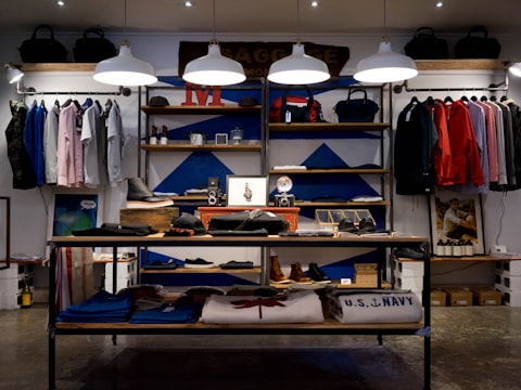 Interior de uma loja organizada