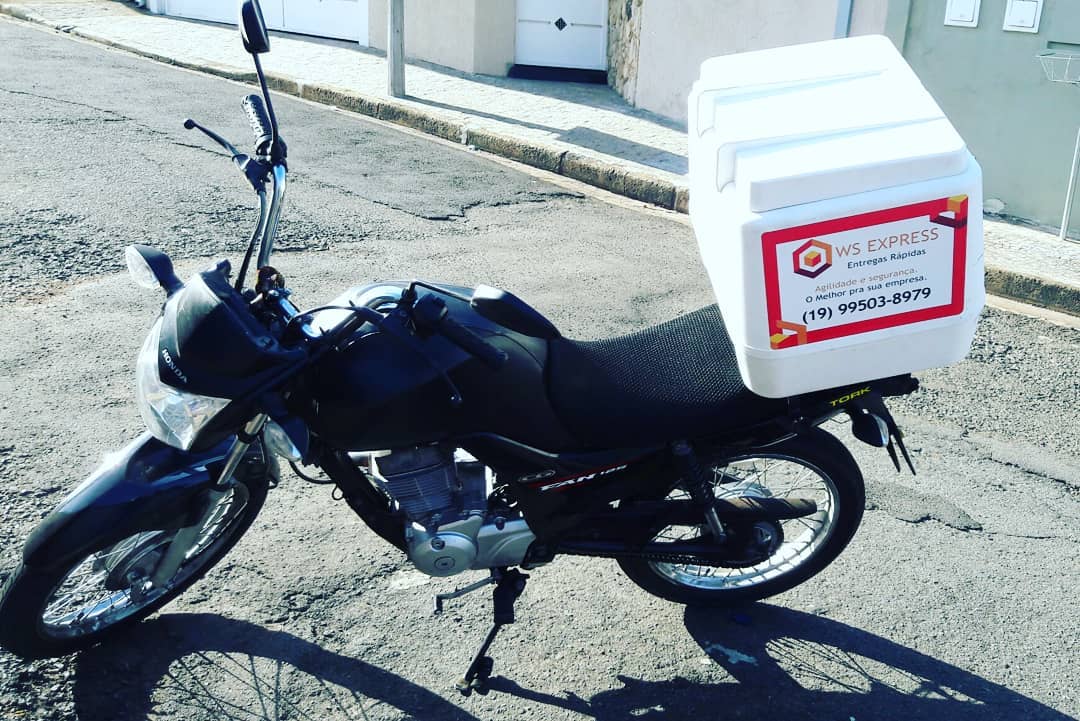 Foto real da moto de entregas da WS Express com baú da empresa